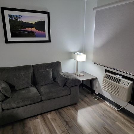 Americas Best Value Inn And Suites Bismarck Bagian luar foto