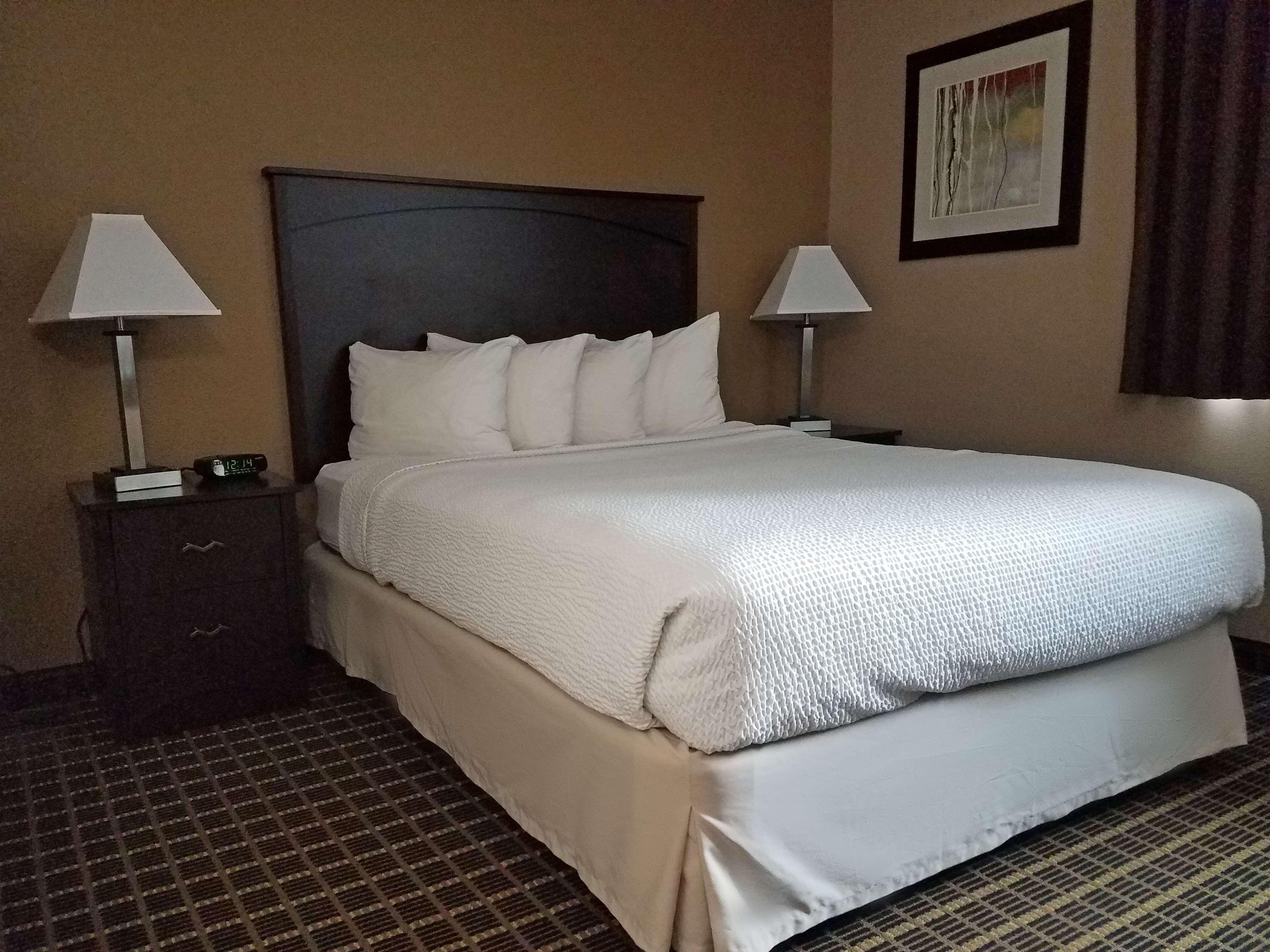 Americas Best Value Inn And Suites Bismarck Bagian luar foto