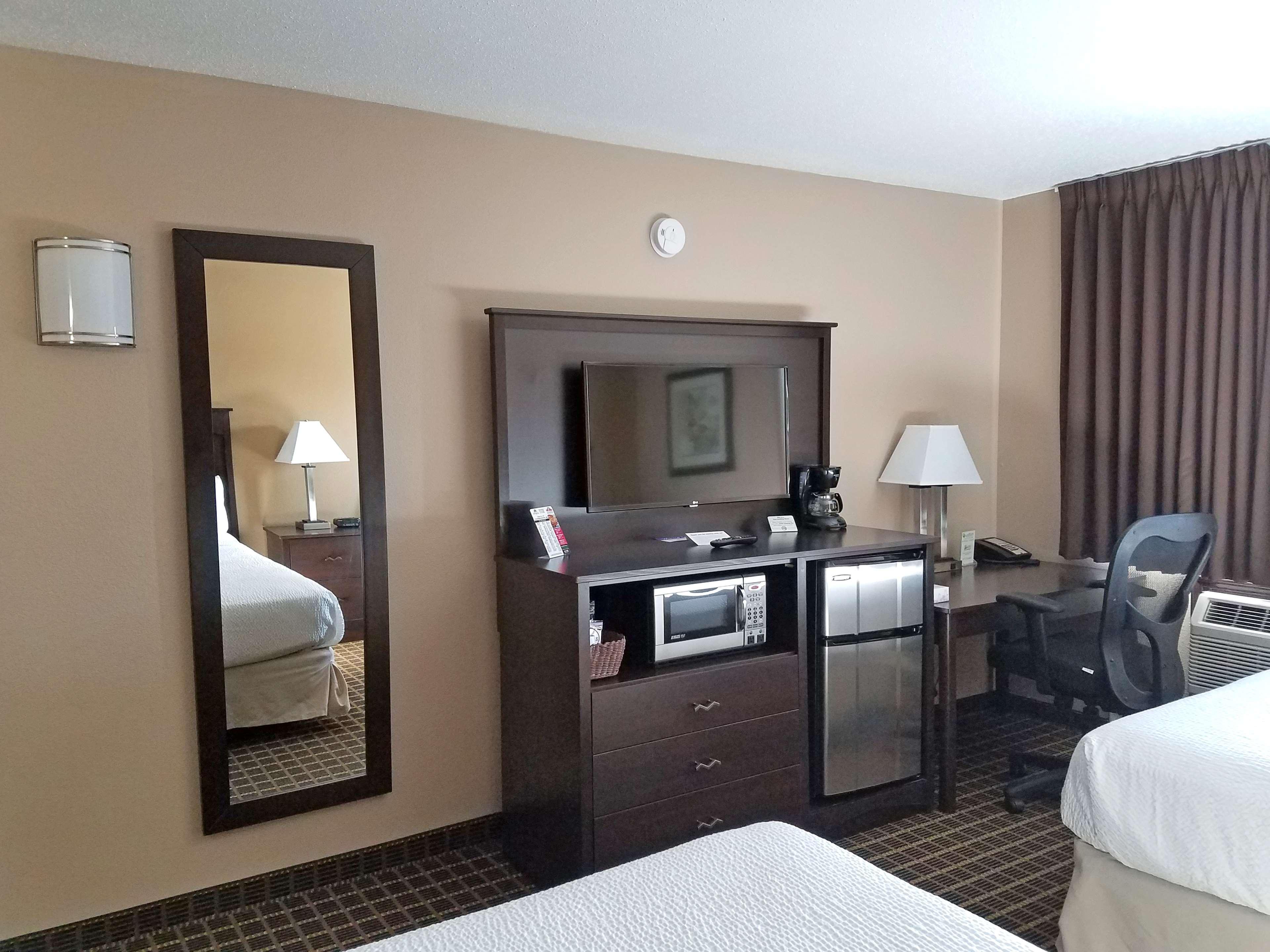 Americas Best Value Inn And Suites Bismarck Bagian luar foto