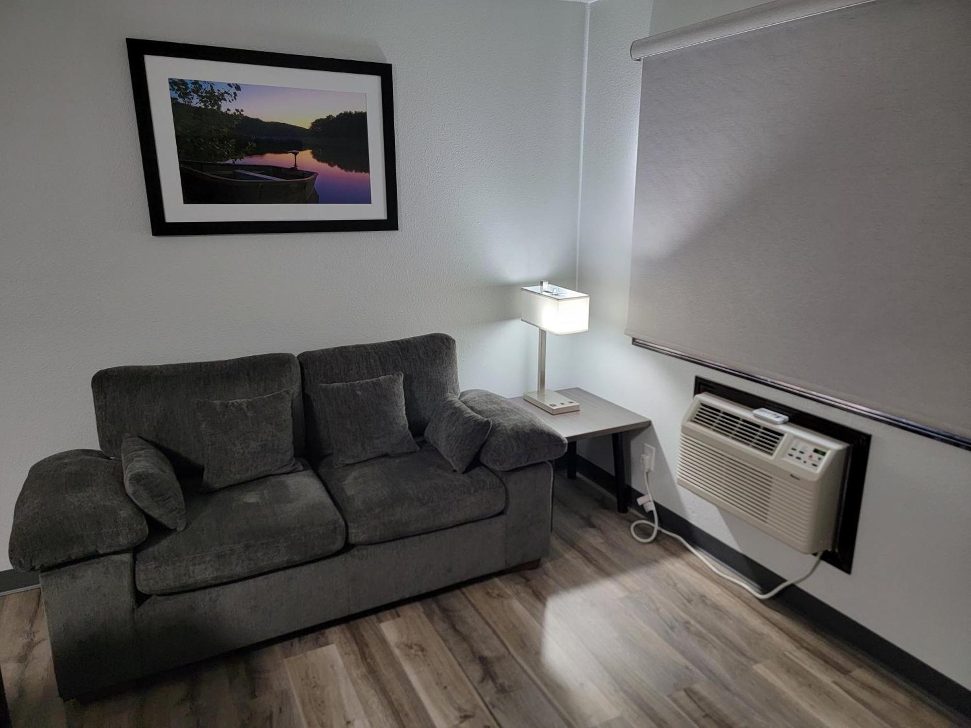 Americas Best Value Inn And Suites Bismarck Bagian luar foto