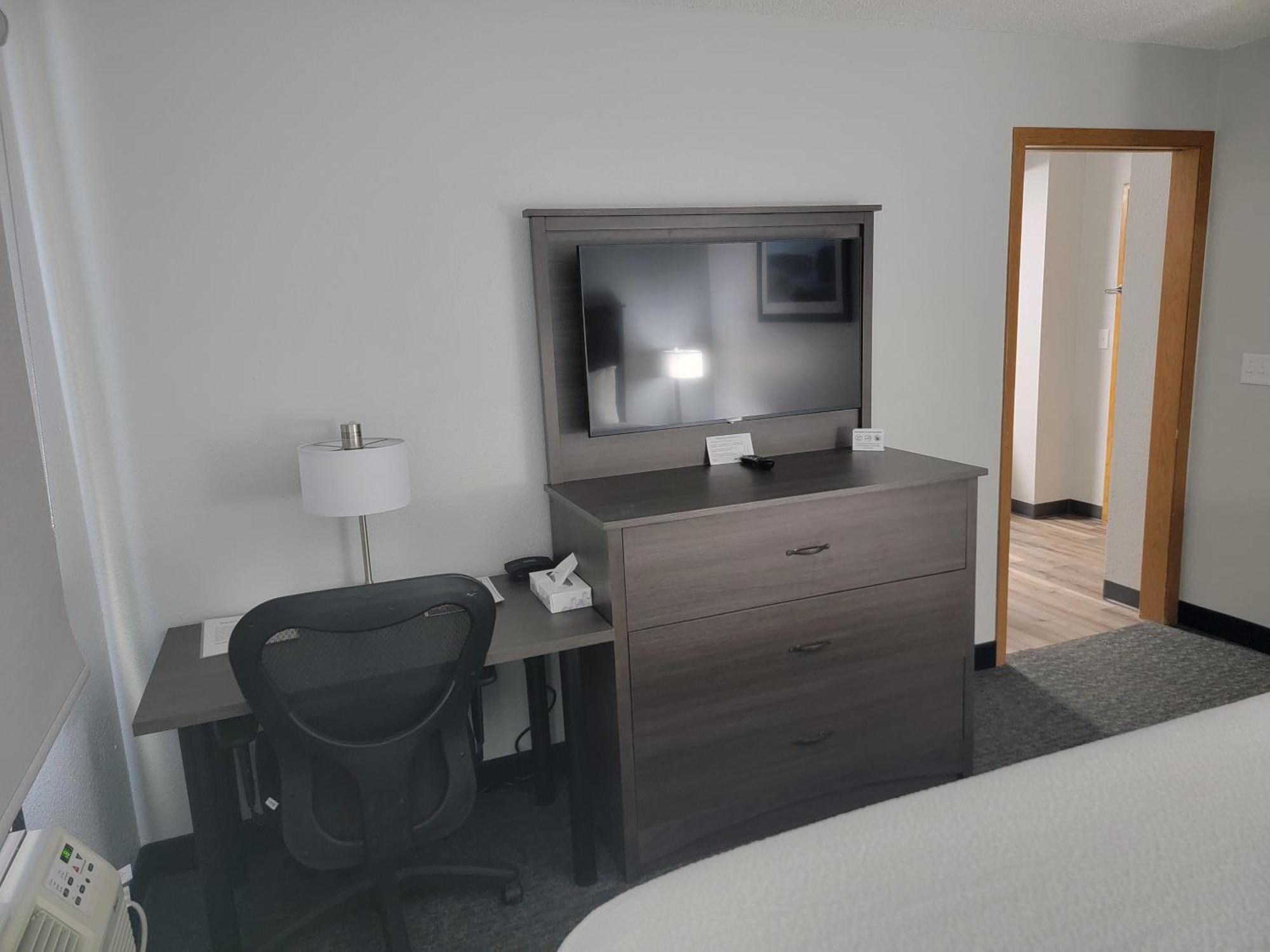 Americas Best Value Inn And Suites Bismarck Bagian luar foto