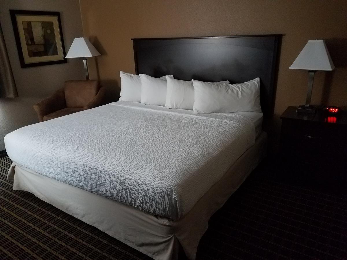 Americas Best Value Inn And Suites Bismarck Bagian luar foto