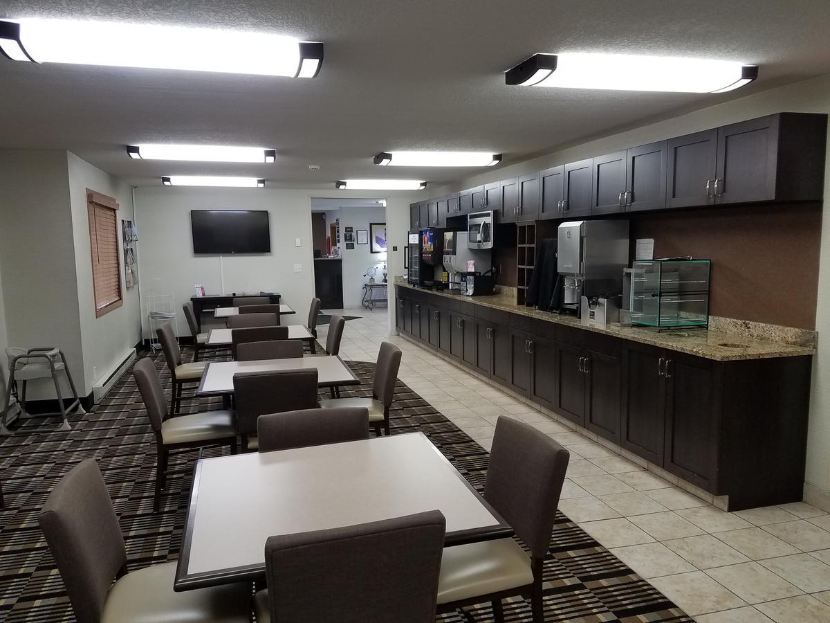 Americas Best Value Inn And Suites Bismarck Bagian luar foto